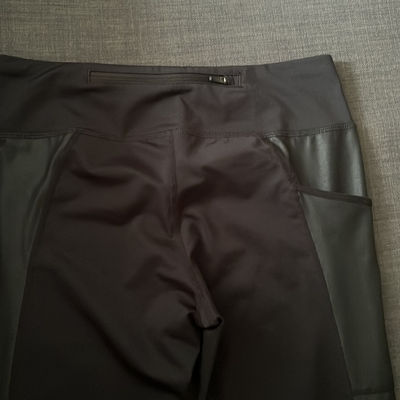 Nike Dri-fit mid rise cropped leggings with side and back pockets - Picture 4 of 4